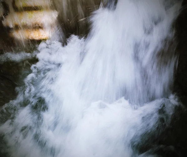 Paisagem com uma cachoeira em um dia de verão . — Fotografia de Stock