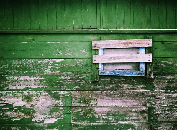 Vecchia parete in legno verniciato con finestra chiusa — Foto Stock