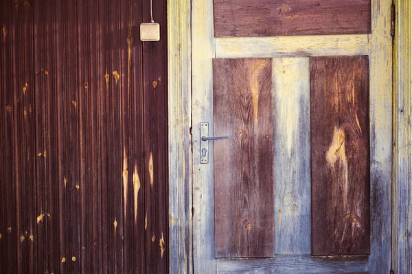 Entrance with door handle of an old wooden house — Stock Photo, Image