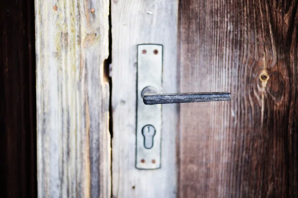 A régi, fából készült ajtó kilincs — Stock Fotó