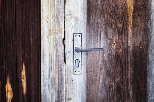 Handle on the old wooden door — Stock Photo, Image