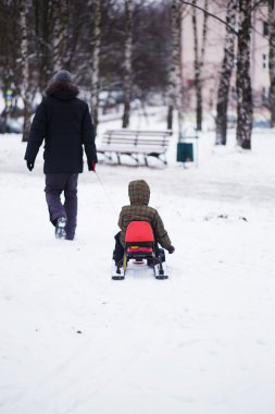 Kış yürüyüş çocuk ile