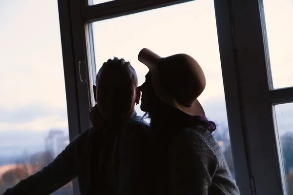 Amor, relación. Hermosa pareja en casa — Foto de Stock