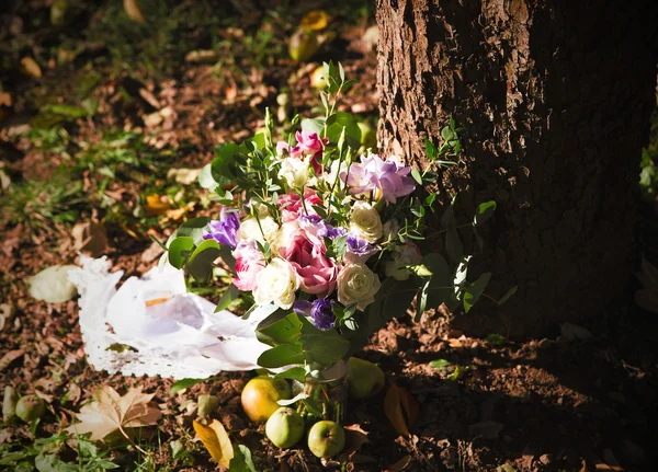 Very beautiful bridal bouquet lying on the ground — Stock Photo, Image