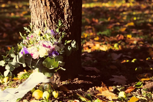 Sehr schöner Brautstrauß auf dem Boden liegend — Stockfoto