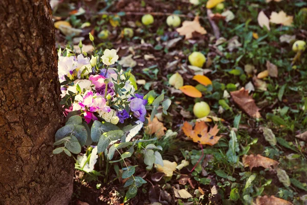 Feküdt a földön, nagyon szép menyasszonyi csokor — Stock Fotó