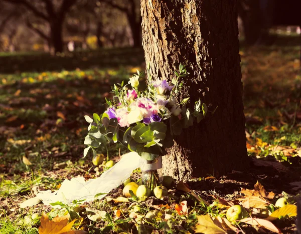 Very beautiful bridal bouquet lying on the ground — Stock Photo, Image