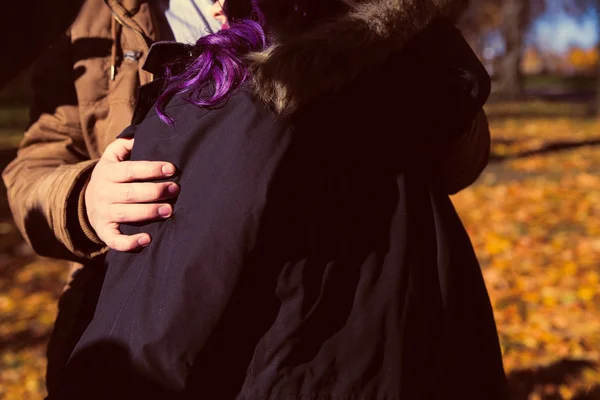 Hermosa pareja joven abrazándose en el parque — Foto de Stock
