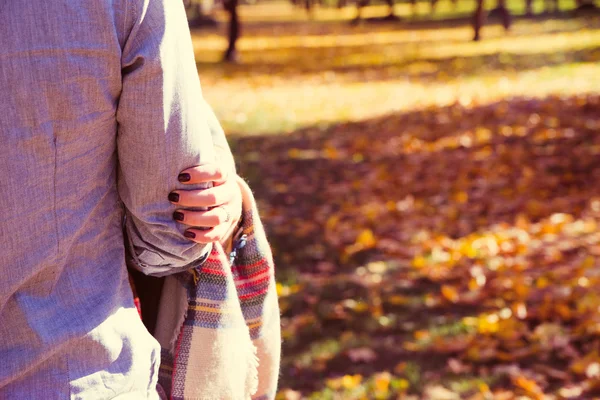 Young couple  hugging outdoors in a cold season — Stock Photo, Image