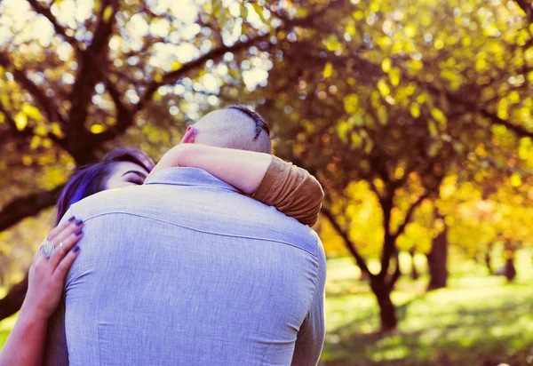Parkta sarılma güzel genç Çift — Stok fotoğraf