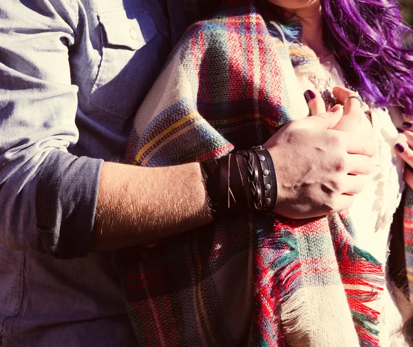 Junges Paar umarmt sich in der kalten Jahreszeit im Freien — Stockfoto