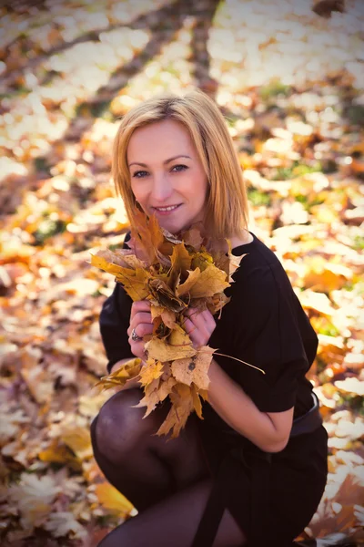 Porträt einer Frau mit Herbstblättern — Stockfoto