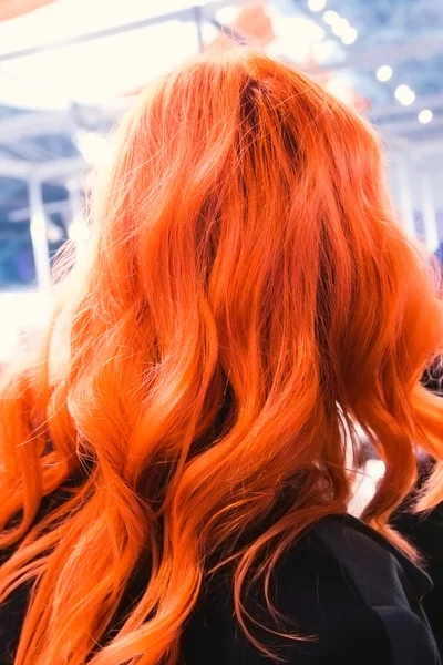 Mulher de cabelo vermelho longo bonito — Fotografia de Stock