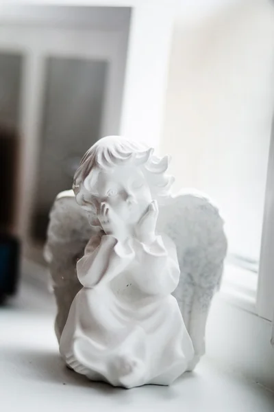 Statuetki aniołka na parapecie — Zdjęcie stockowe