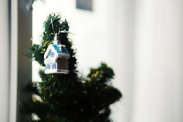 Speelgoed op de kerstboom - het huisje — Stockfoto