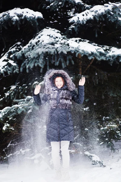 Młoda kobieta w lesie zimowe zabawy z śniegu — Zdjęcie stockowe