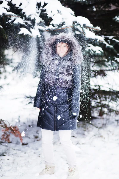Junge Frau im Winterwald hat Spaß mit Schnee — Stockfoto