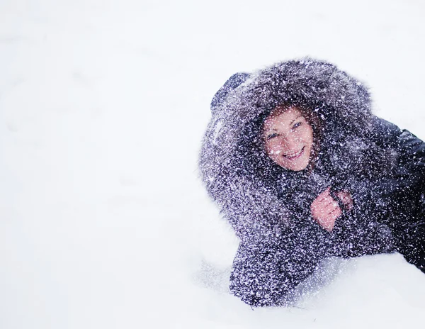 Kobieta piękna zima miłej zabawy w winter park, leżącego na śniegu. BA — Zdjęcie stockowe