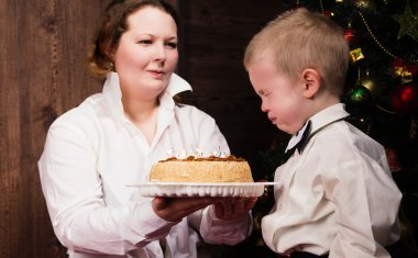 Küçük çocuk doğum günü pastası ile ağlıyor