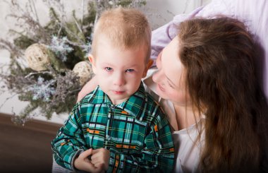 Anne ve küçük üzgün oğlu portre