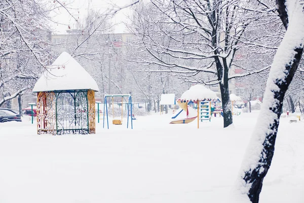 雪地里的儿童游乐场 — 图库照片