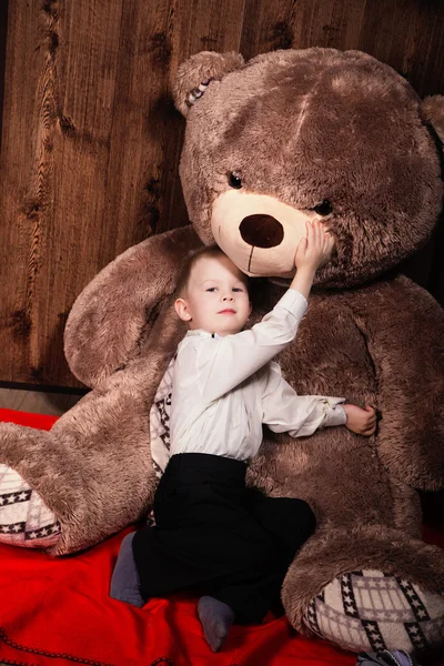 Little cute boy in white shirt  with big smileTeddy bear — Stock Photo, Image