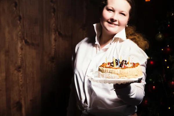 Krásná usmívající se mladá žena s dortem — Stock fotografie