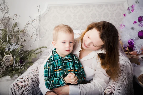 Retrato de mãe e seu pequeno filho triste — Fotografia de Stock