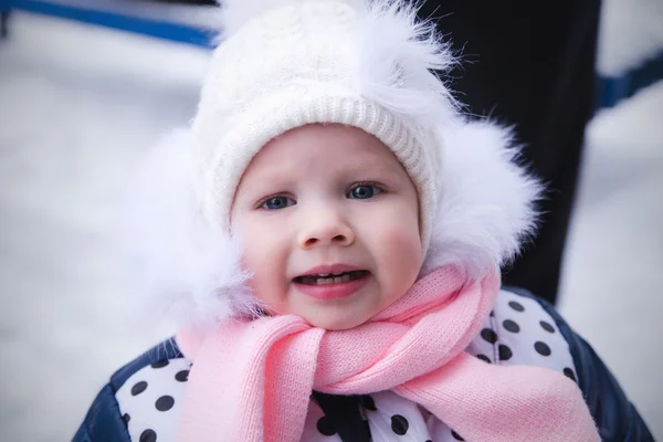 Petite fille très mignonne en costume d'hiver — Photo