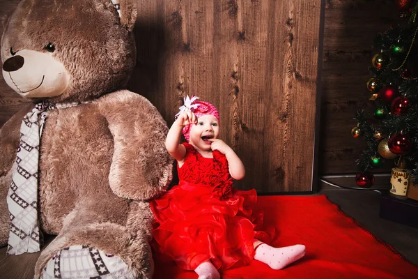 Nagy smileteddy piros ruha aranyos kislány medve. — Stock Fotó