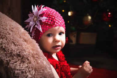 Büyük smileteddy ile Kırmızı elbiseli küçük şirin kız ayı.