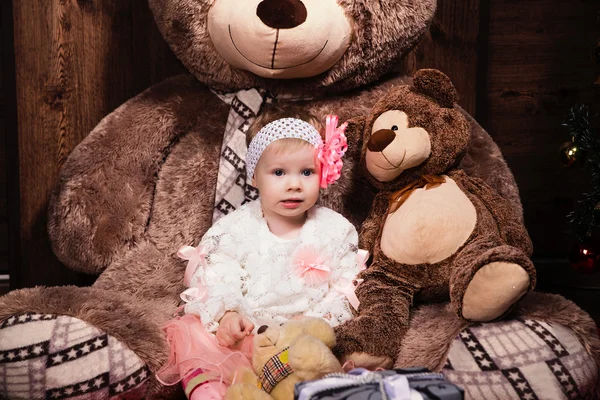 Aranyos kislány fehér ruha, nagy mosollyal rendelkező, Teddy bea — Stock Fotó
