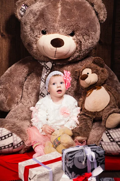 Roztomilá holčička v bílých šatech s velkým úsměvem drží Teddy bea — Stock fotografie