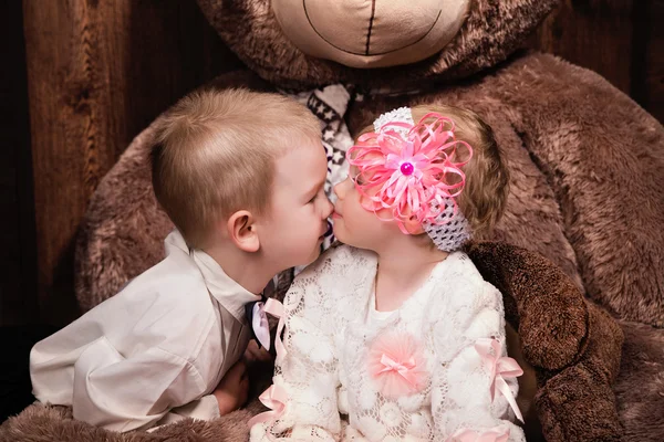 Aranyos kislány, kisfiú csók — Stock Fotó