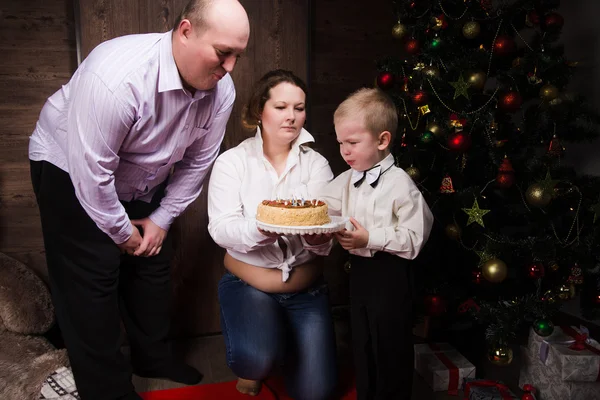 Μικρό αγόρι κλαίει με τούρτα γενεθλίων — Φωτογραφία Αρχείου