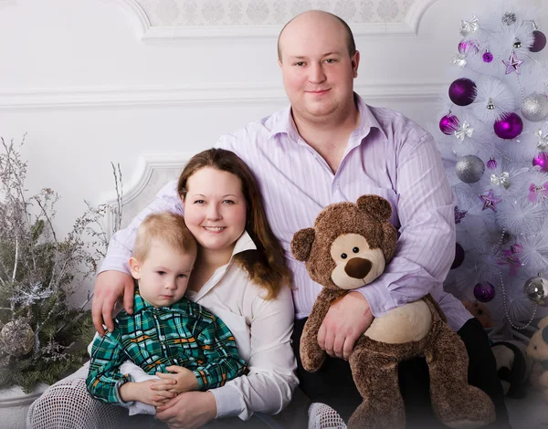Moeder, vader en zoon in decoratie van Kerstmis — Stockfoto