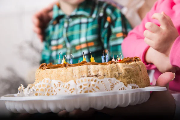 Happy family with two kids  with cake at home — Stock Photo, Image