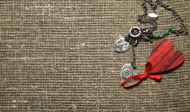 Mücevherat ve ahşap kalp üzerinde bir çuval bezi