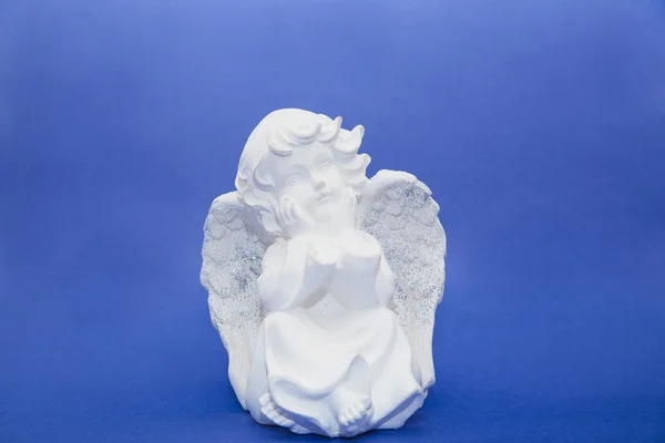 在蓝色隔离的小天使雕像 — 图库照片