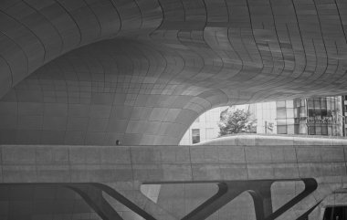 Dongdaemun tasarım plazasında yalnız bir figür.