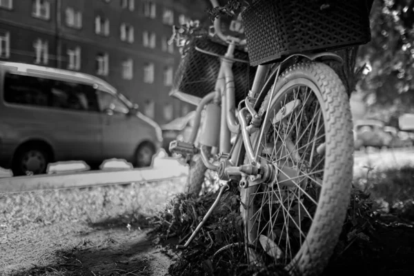 노보시비르스크의 거리에서 자전거를 가까이 — 스톡 사진