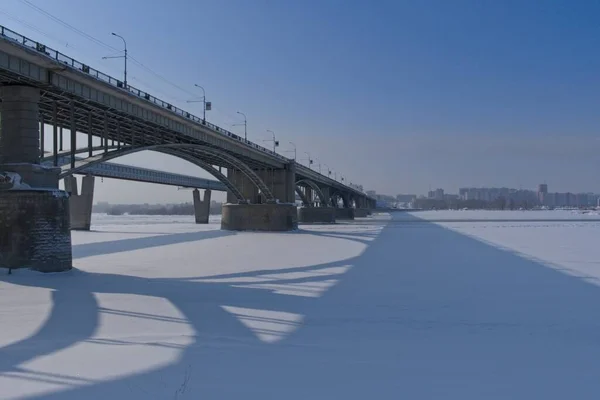 Kış Boyunca Novosibirsk Teki Nehri Üzerindeki Köprü — Stok fotoğraf