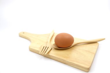 tahta kaşık ve çatal ahşap ahşap plaka üzerinde bir yumurta
