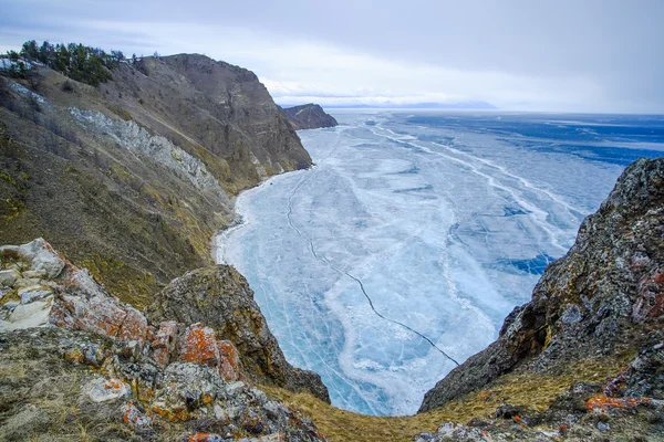 Lac Baïkal gelé avec une journée nuageuse — Photo