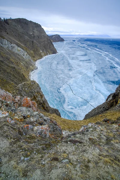 Zugefrorener Baikalsee mit bewölktem Tag — Stockfoto