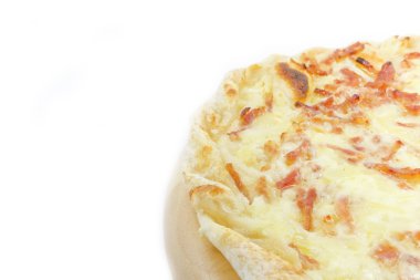 Sosis ve peynir ahşap plaka üzerinde ince Pizza