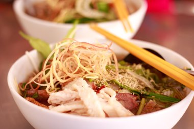 Şehriye çorbası et, karides ve kalamar (Vietnam ile)