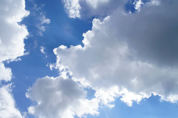 Bulutlarda güneş ışığı. Gökyüzü