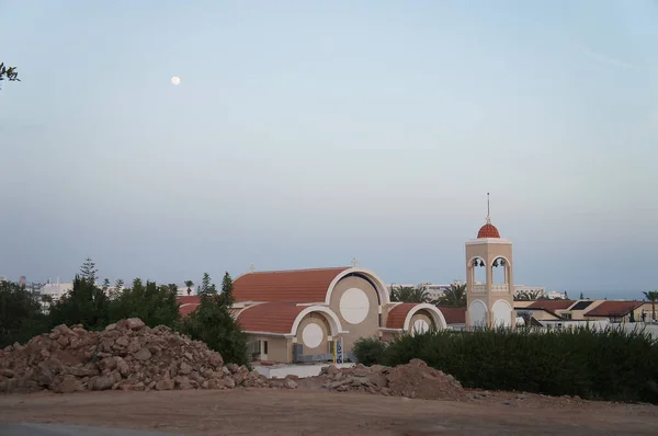 Şapel kırmızı çatılı