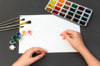 Beyaz bir levha üzerinde boyama fırça